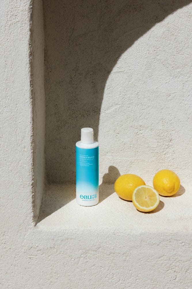 EAUde1974 Define Bounce Texture and Curl bland citroner i en stennisch