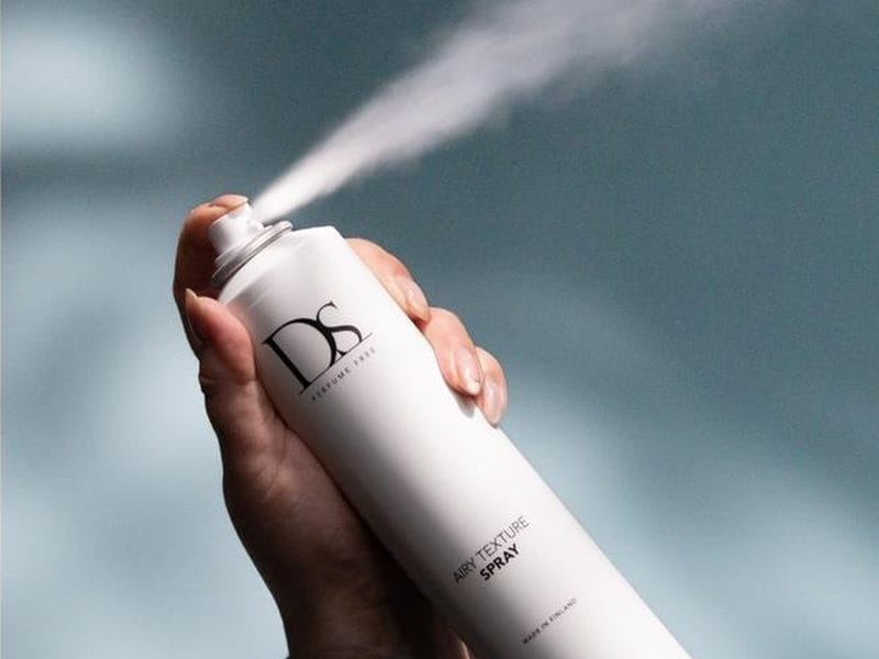 Hand som sprayar DS hårspray