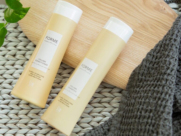 FORME Essentials Volume Shampoo och Volume Conditioner på en träskiva