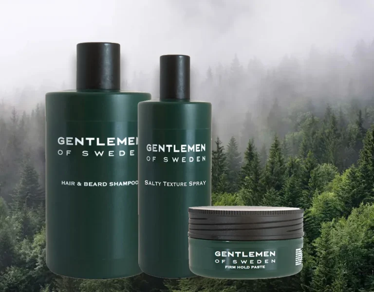 Gentlemen of Sweden Hair & Beard Shampoo, Salty Texture Spray och Firm Hold Paste framför dimmig granskog