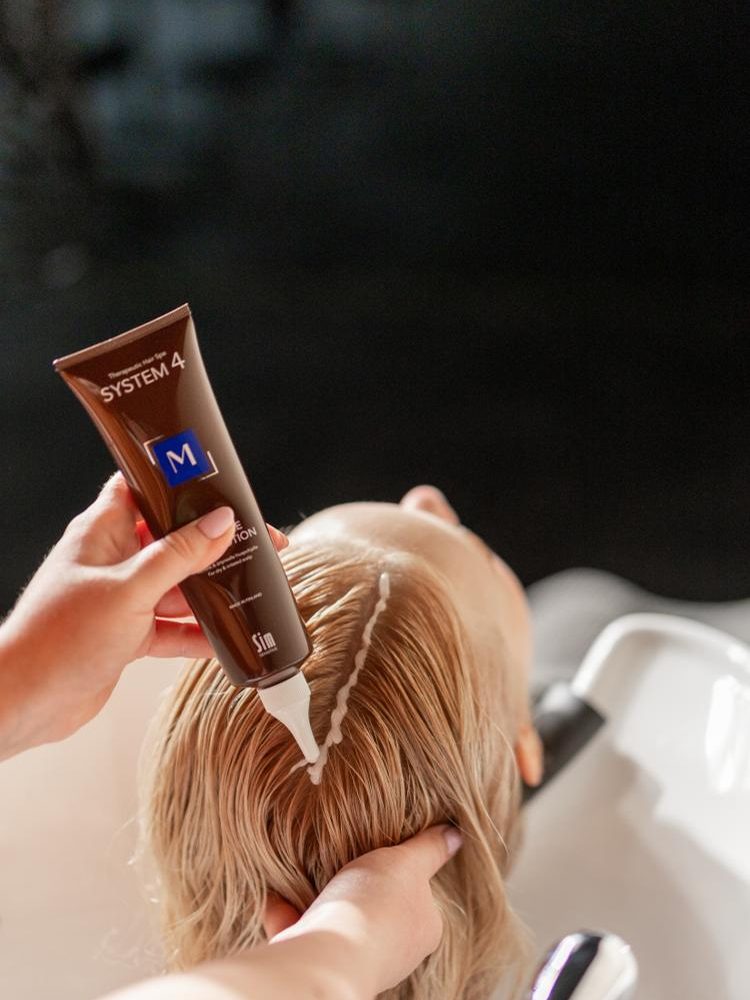 Moisture Scalp Lotion appliceras i en bena i hårbotten