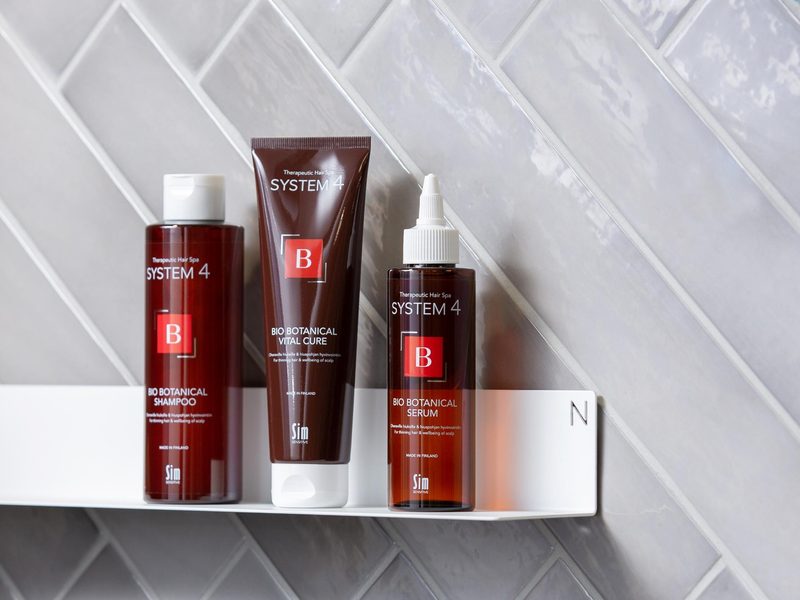 System 4 Bio Botanical Shampoo, Vital Cure och Serum på en hylla